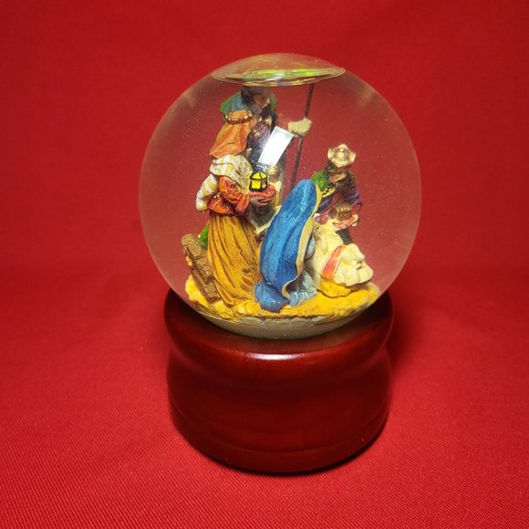 St Nicholas Square Musical Snow Globe Plays Silent Night - Picture 2 of 12